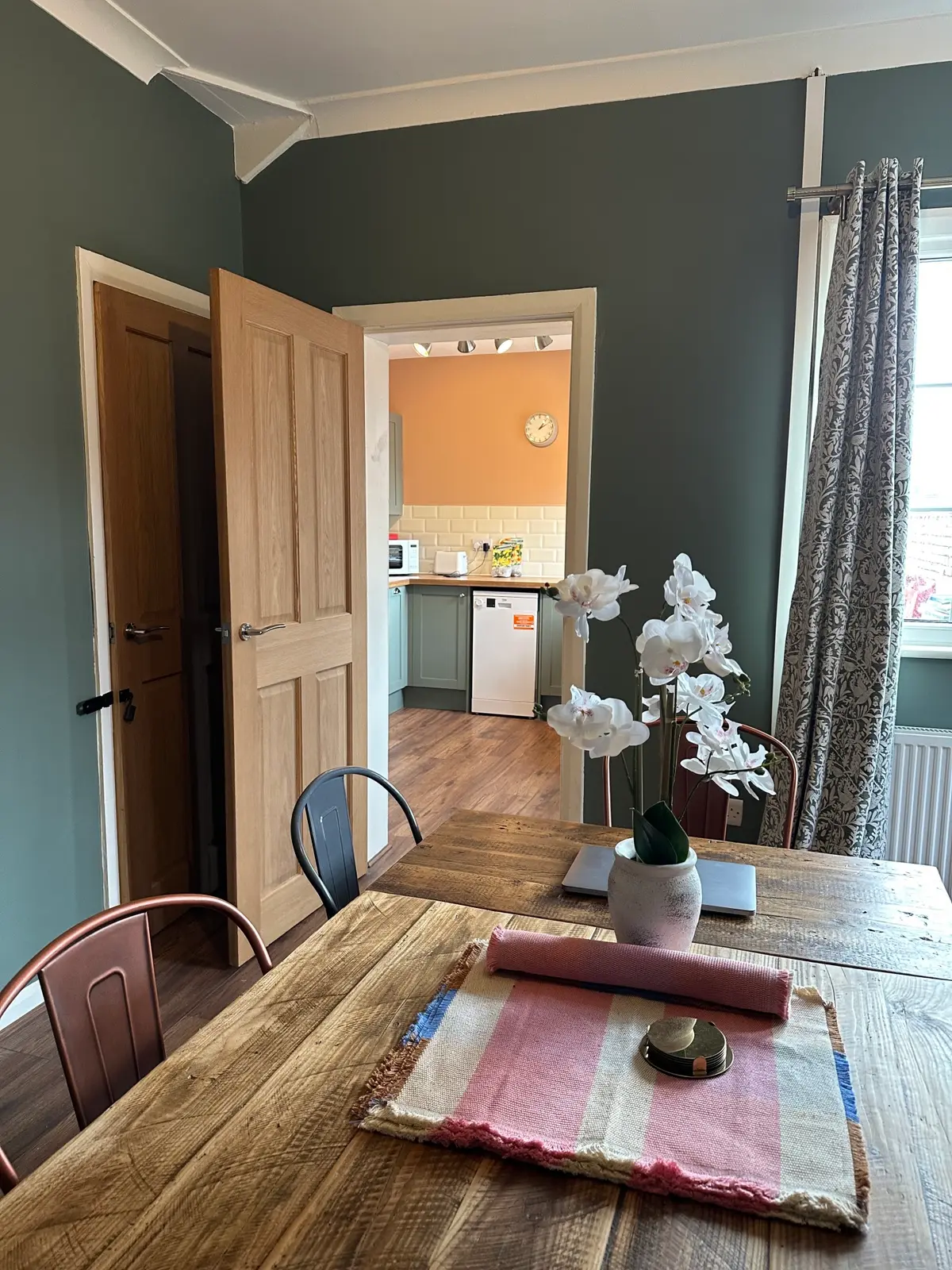 Stylish 3-Bed House near M53 | Free Parking